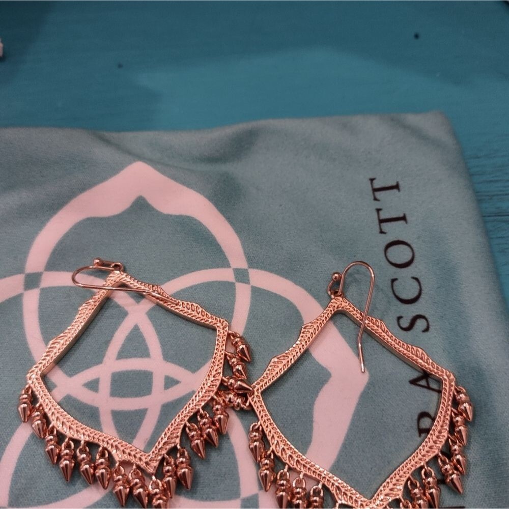 EUC Kendra Scott Lacy Drop Earrings Rose Gold - Picture 11 of 12